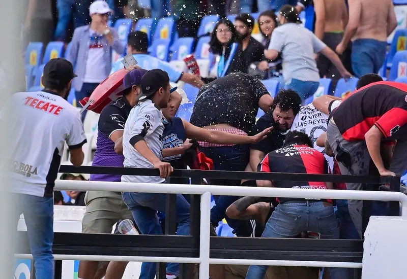 aficionados-del-atlas-peleando