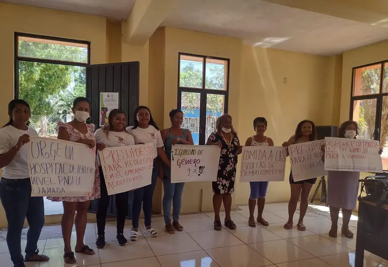 afromexicanas-con-pancartas