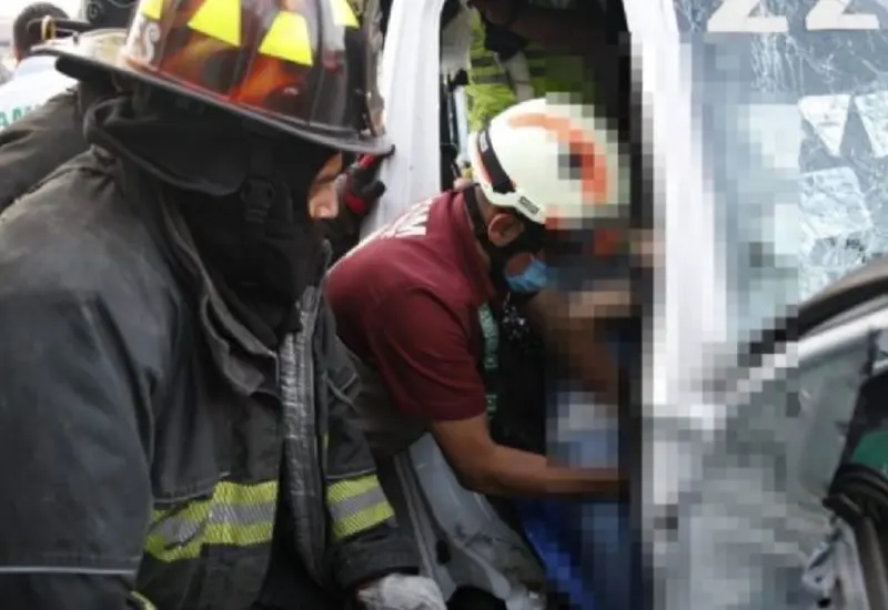 bomberos-sofocando-fuego-de-auto