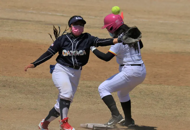 mujeres-jugando-softbol