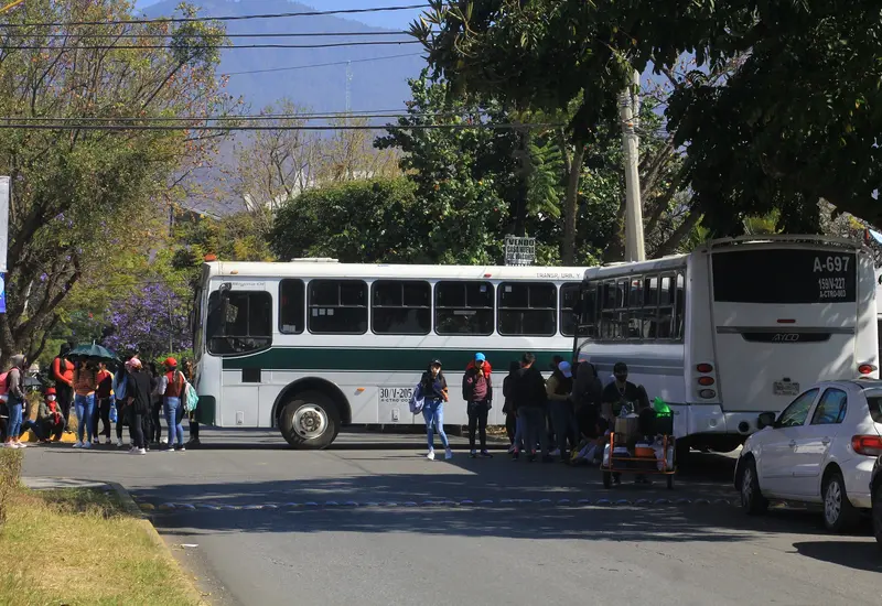 normalistas_atraviesan_camion