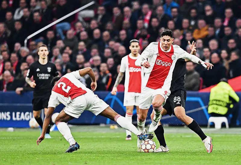 edson-alvarez-jugando-futbol