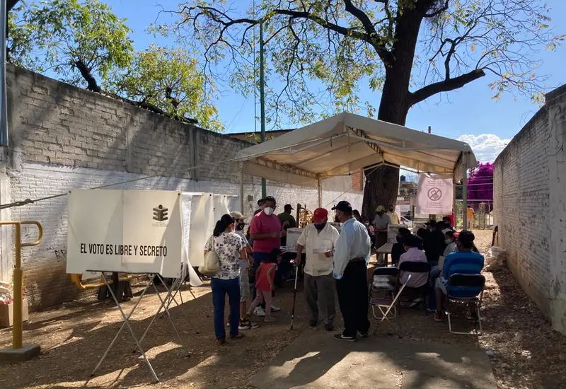 personas-votando-en-casillas