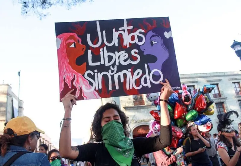 mujer-feminista-con-cartel