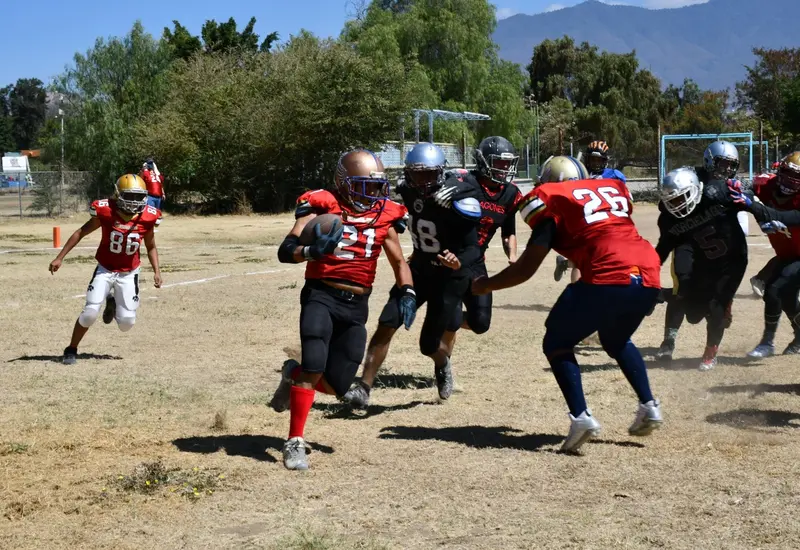 personas-jugando-futbol-americano