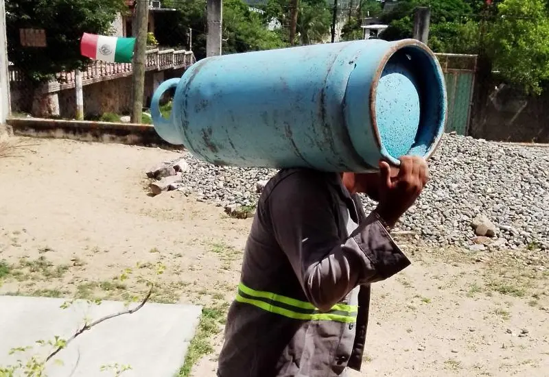 persona-cargando-tanque-de-gas