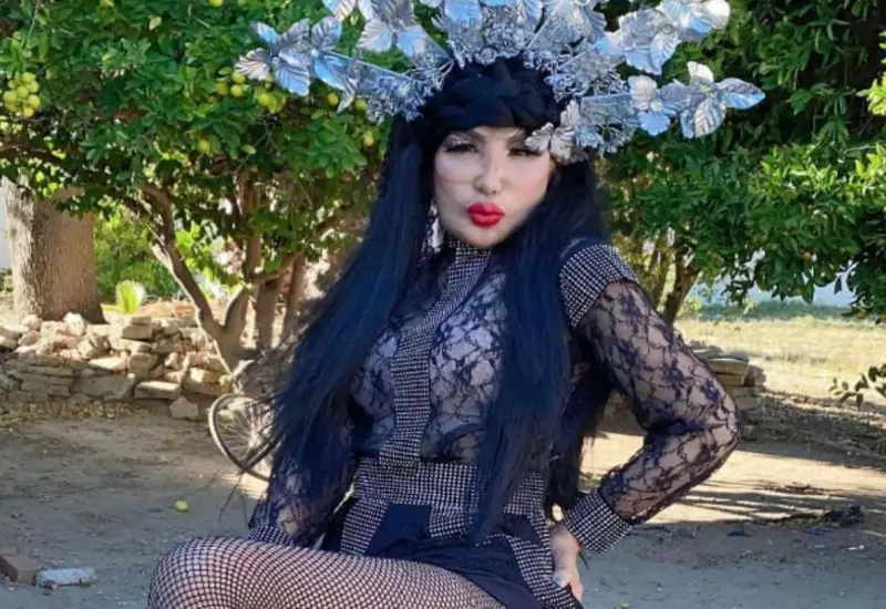 lyn-may-posando