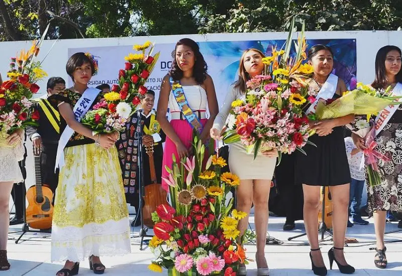 mujeres-con-ramos-de-rosas