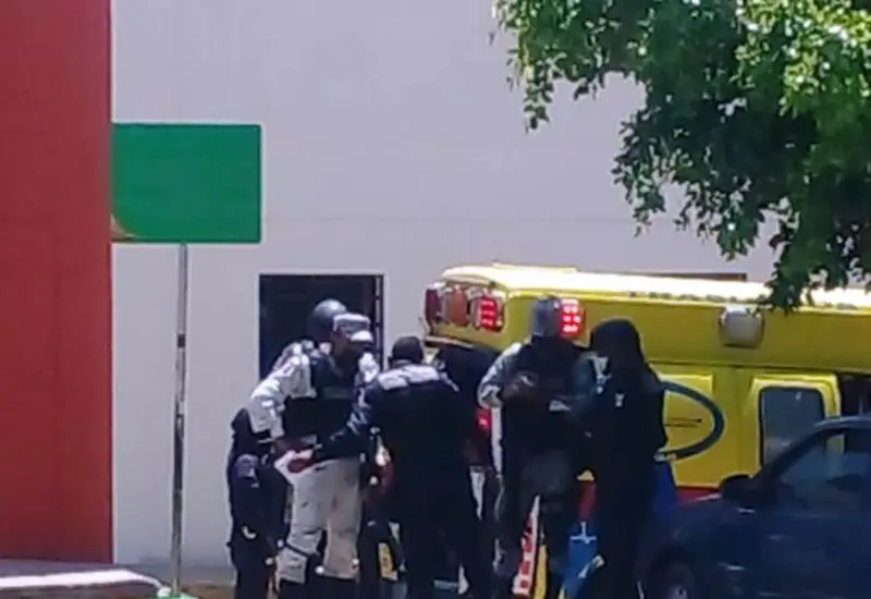 policias-detienen-a-sujetos