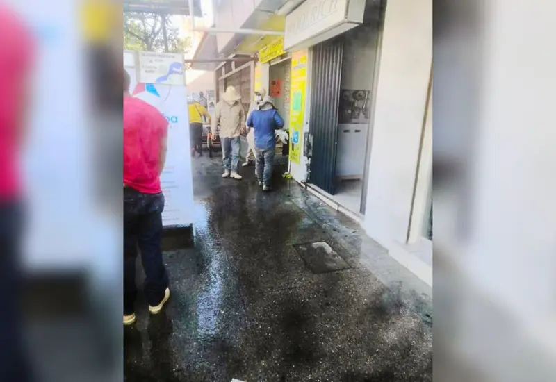 plomeros-sofocando-fuga-de-agua
