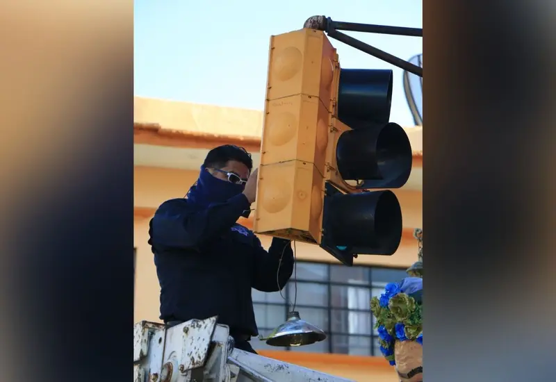hombre_reparando_semaforo