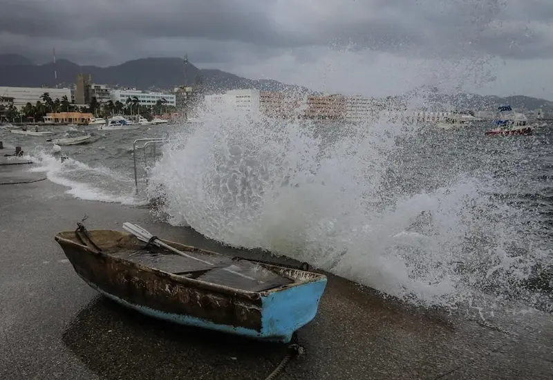 lancha_golpeada_por_el_mar