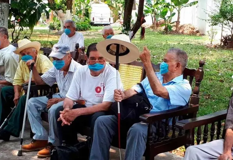adultos-mayores-usando-cubrebocas 