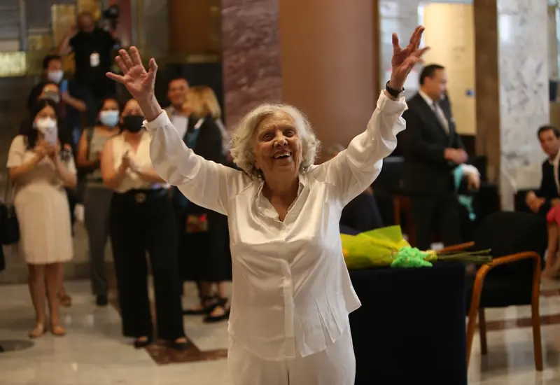 elenita-festejando-feliz