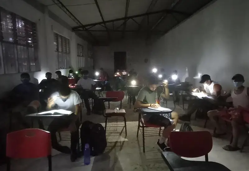 alumnos_estudian_a_oscuras
