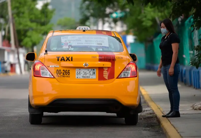 mujer-tomando-taxi 