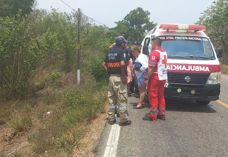 Paramédicos de Cruz Roja auxiliaron a los lesionados.