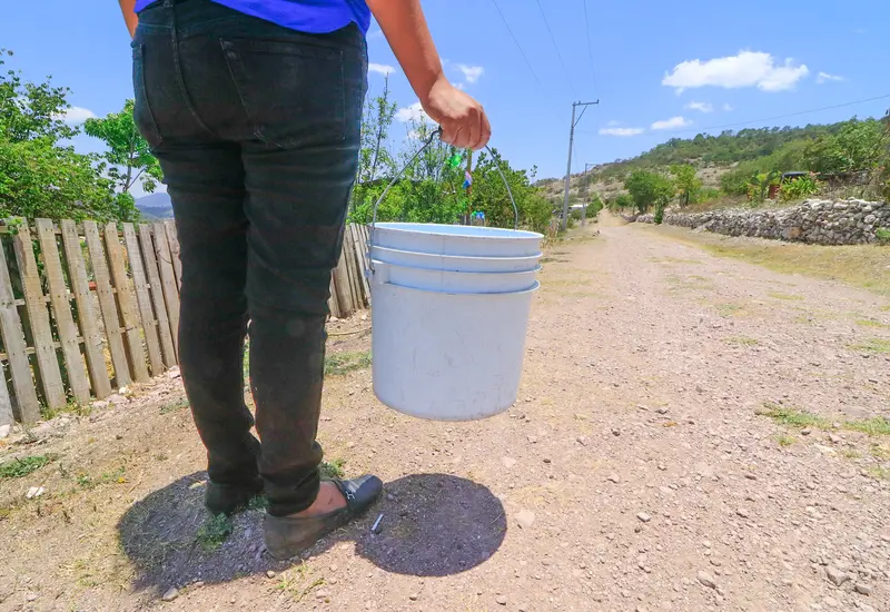 persona_acarreando_agua