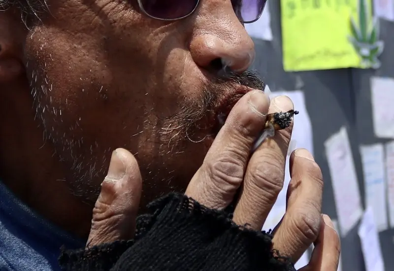 persona_fumando_marihuana