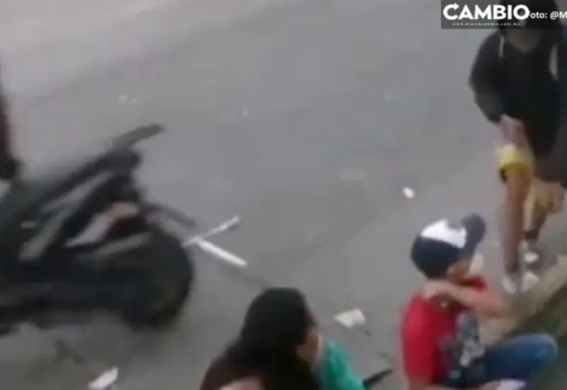 Despojan a niño de su teléfono celular, frente a la impotencia de su madre.
