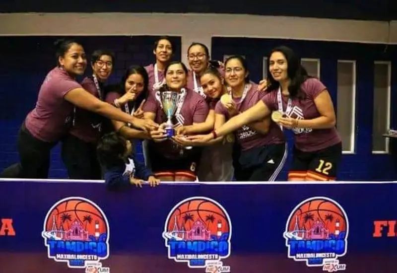 El equipo femenil Mixtecos Unidos se coronó campeón de los juegos nacionales de Maxi-baloncesto, en Tampico Tamaulipas.