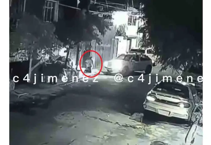 En el video puede verse cómo la mujer es lanzada varios metros adelante por un auto.