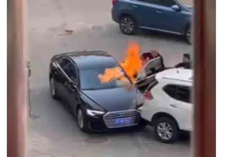 Los hechos inician cuando un auto negro choca contra un coche blanco y comienza una discusión que termina en tragedia.