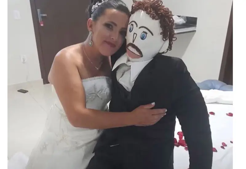 Meirevone Rocha es una joven carioca que hace un año se compró un muñeco para practicar sus clases de baile, sin sospechar que le daría un uso diferente.