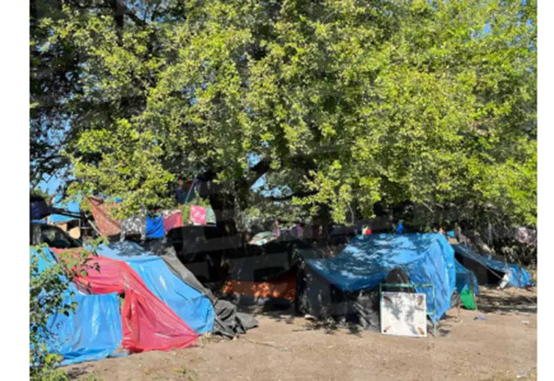 Médicos Sin Frontera lamentan la situación de hacinamiento en la que viven los migrantes puede generar un brote contagioso de una mezcla de enfermedades.