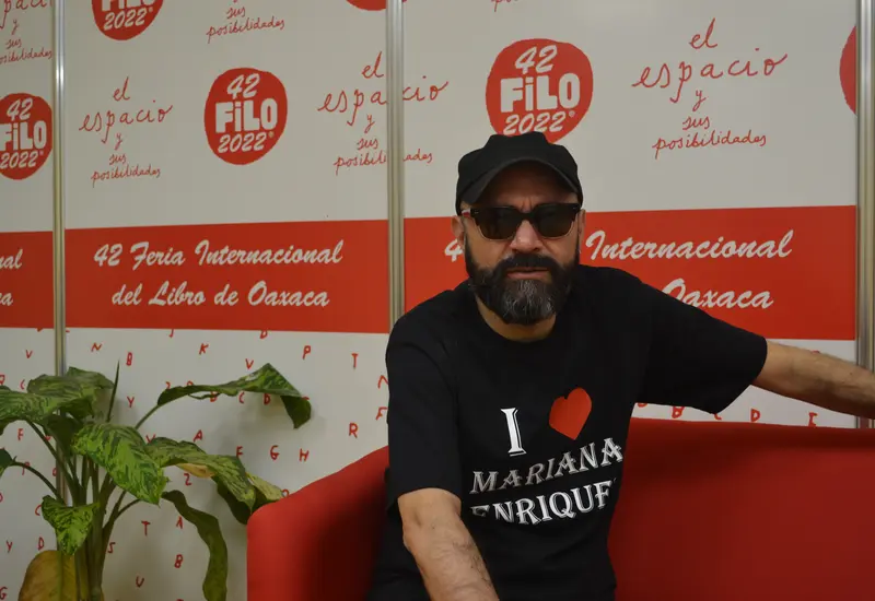 El narrador mexicano Bernardo Esquinca  durante su visita en la 42 edición de la Feria Internacional del Libro de Oaxaca 2022.
