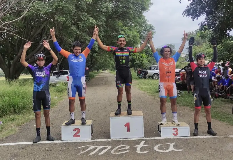 Podio en la categoría libre varonil, en la carrera ciclista de Día de Muertos.