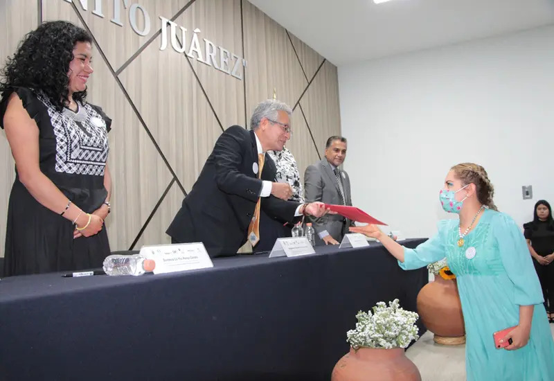 En la ceremonia se entregaron de manera simbólica reconocimientos a los 63 participantes.