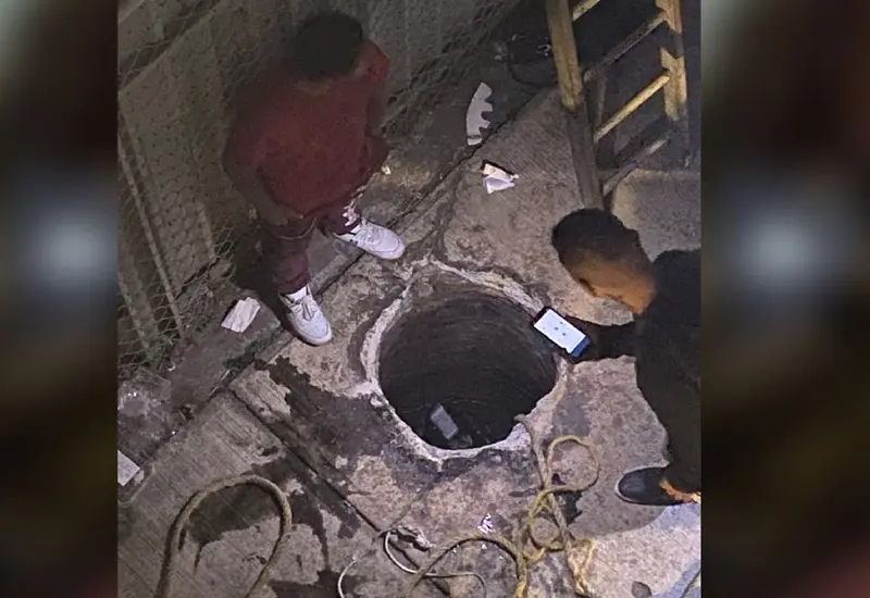 Uno de los motivos por los que las mujeres no se habrían percatado de la alcantarilla abierta es porque la zona carece de iluminación adecuada.