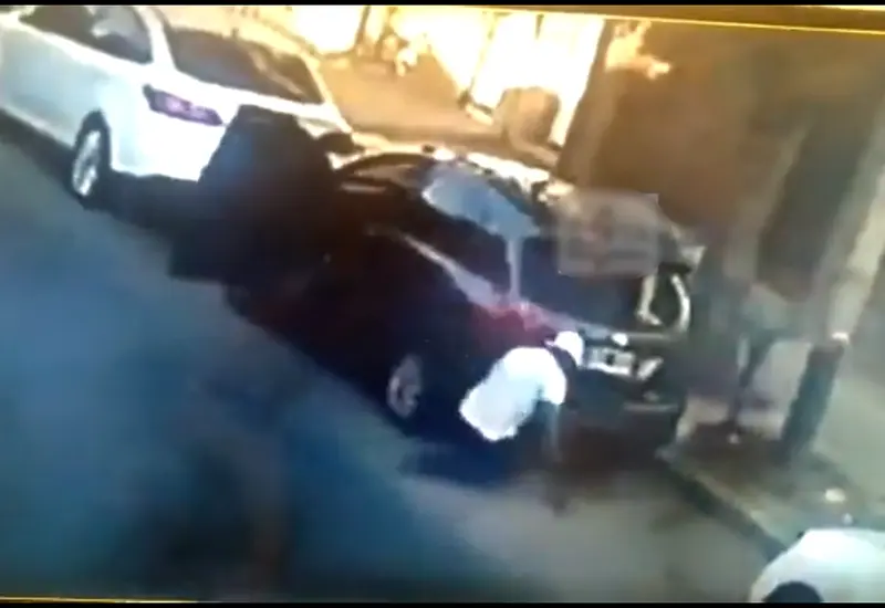 Tras un breve diálogo entre el asaltante y el automovilista, el segundo abre la puerta de su auto y dispara al pecho del ladrón.