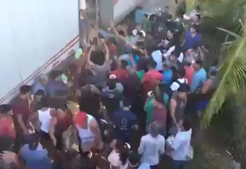 Los pobladores se organizaron, ya que mientras algunos se subieron al tráiler para sacar el producto, los demás pasaron los contenedores con las cervezas en una fila.