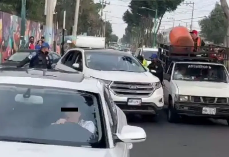 El conductor de una camioneta blanca hizo caso omiso a las indicaciones de ingreso que le hicieron los oficiales y lanzó su vehículo hacia uno de los policías y a otra persona. 