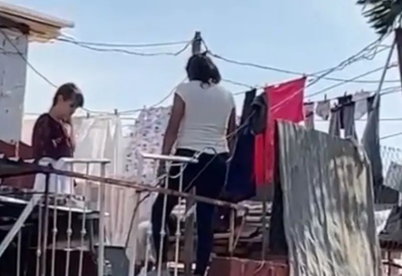 En las imágenes se aprecia que la madre grita e insulta a la pequeña.