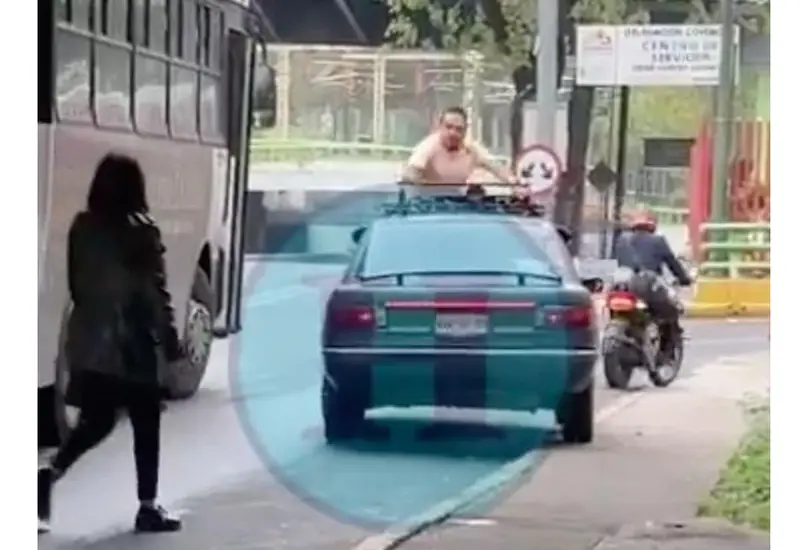 El taxista se aferró al toldo del Tsuru para impedir que el conductor huyera. 