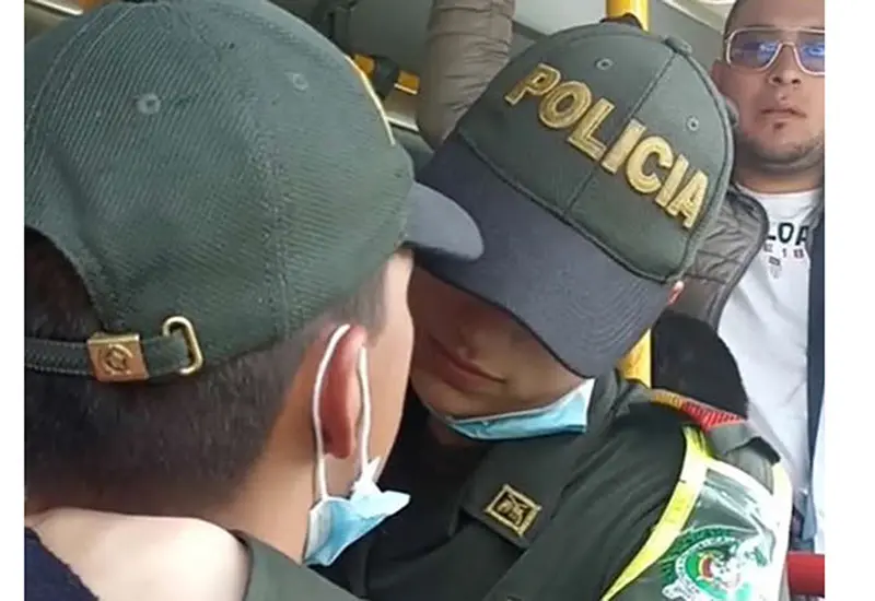 La mujer policía parece estar sentada sobre las piernas de su compañero de trabajo y novio.