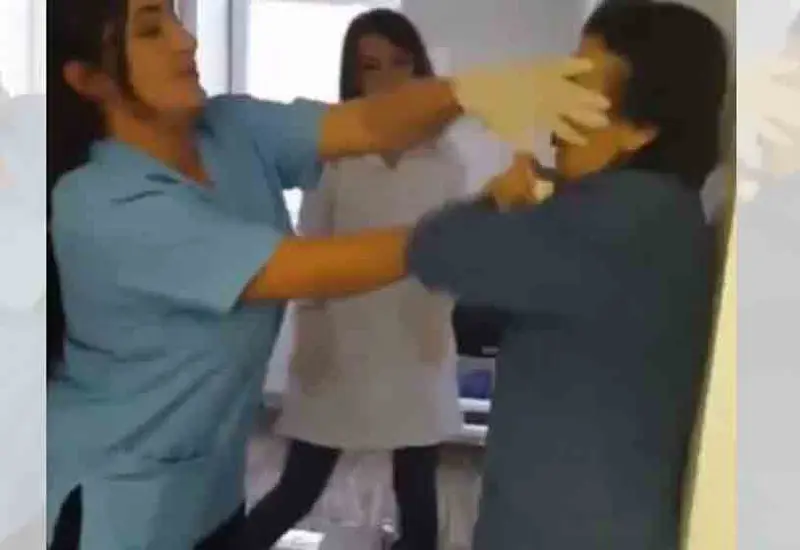 En las imágenes se puede ver a la trabajadora que sostiene de las manos a la mujer enferma y le da varias bofetadas y manotazos.