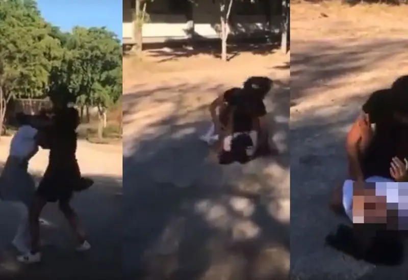 Dos alumnas de secundaria son alentadas por sus compañeros para pelear en el patio de un plantel educativo.