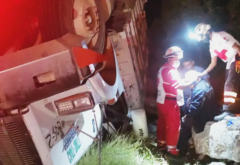 camion_vuelca_en_el_istmo