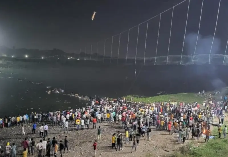 El puente colgante de Morbi, sobre el río Machchhu, era una estructura histórica que fue restaurada y reabierta al público hace solo cuatro días.