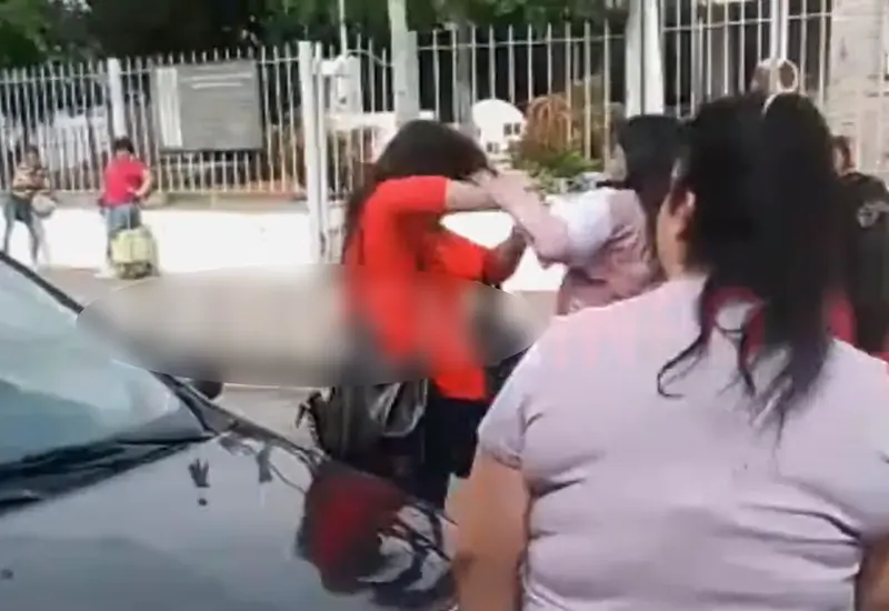 Amante y esposa se agarran a golpes por el amor de un recluso.