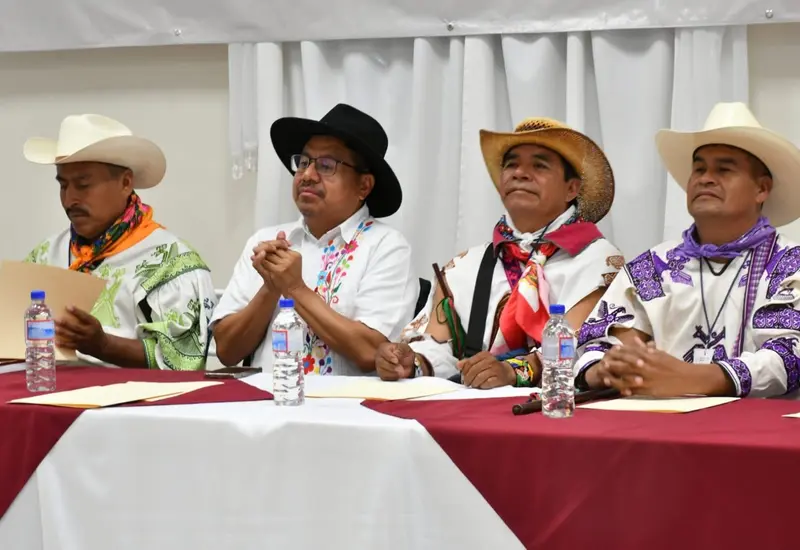 Adelfo Regino refirió que durante la pasada visita del Presidente a la sierra del Gran Nayar, autoridades tradicionales entregaron el plan de justicia con los temas de lugares sagrados y cultura e identidad, entre otros puntos.