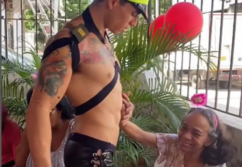 abuelita-stripper