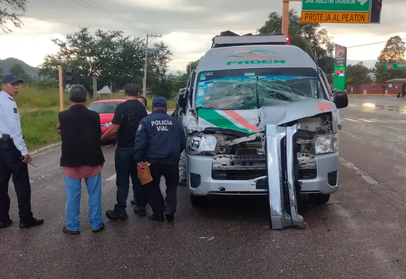 accidente_entre_urvan_y_volteo