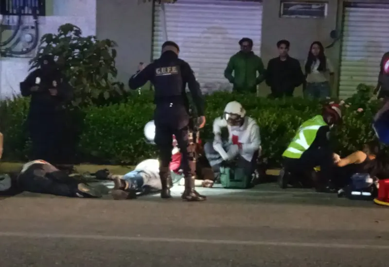 policia-calle-noche-personas