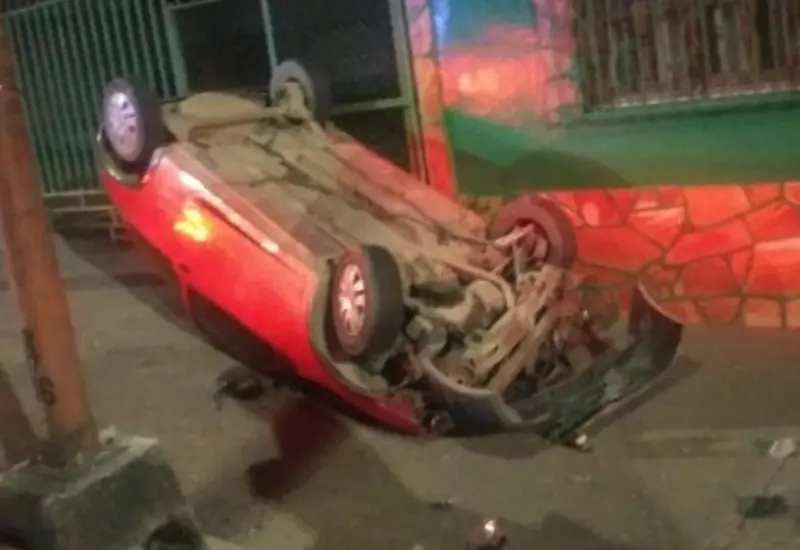 auto-rojo-volcado