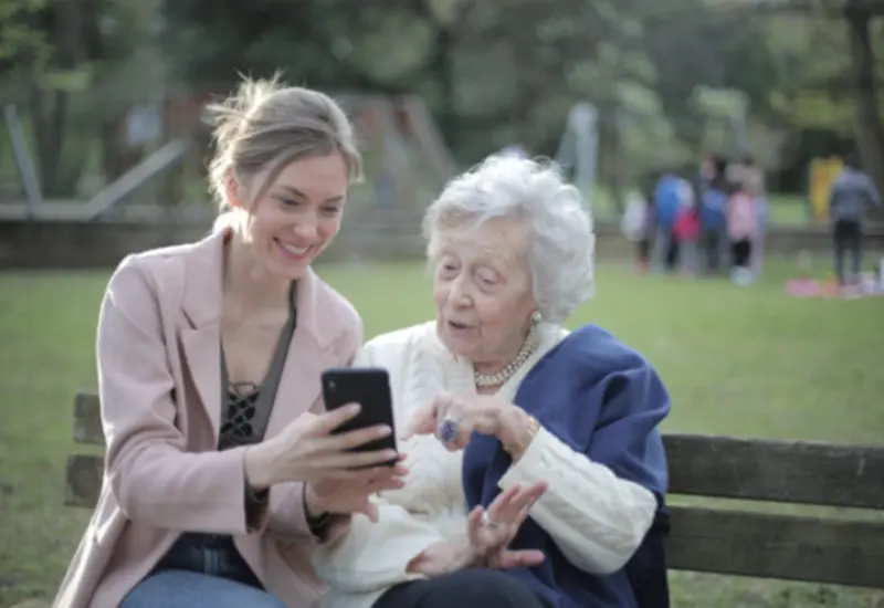 abuelita-viendo-celular